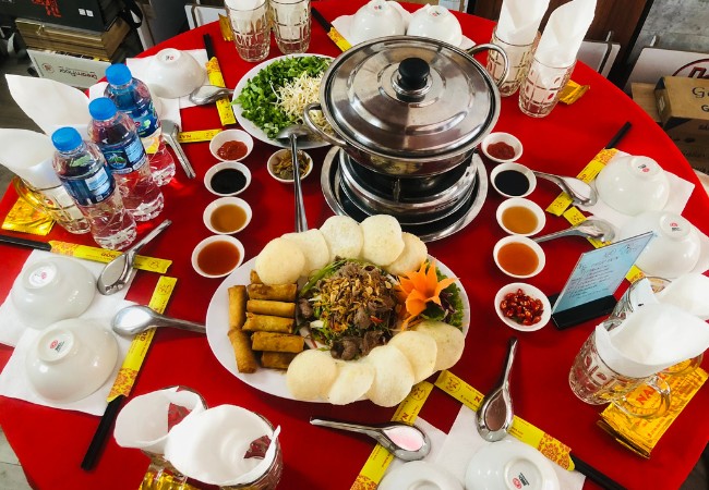 Bàn tiệc sinh nhật ấm cúng