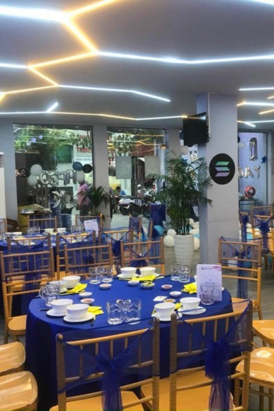 Đội ngũ đầu bếp Trương Gia Food phục vụ tận tâm